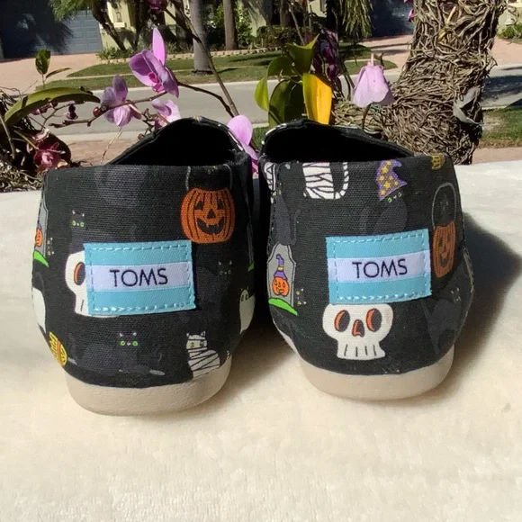TOMS Halloween Black Slip On Shoes Size 8 Women Pumpkin Cat Broom - Picture 4 of 12
